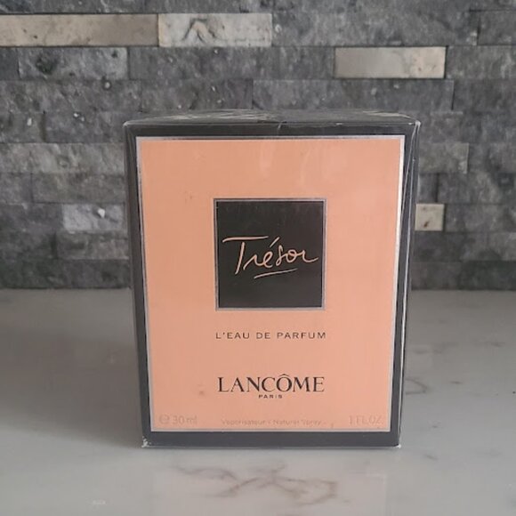 New, sealed Lancome Paris Tresor Perfume 1 oz Eau de Parfum - Picture 3 of 3